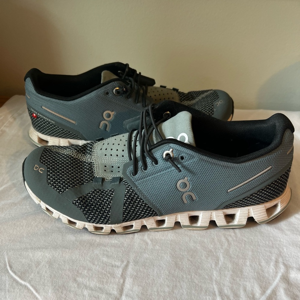 On Cloud running shoes. Women’s size 9.